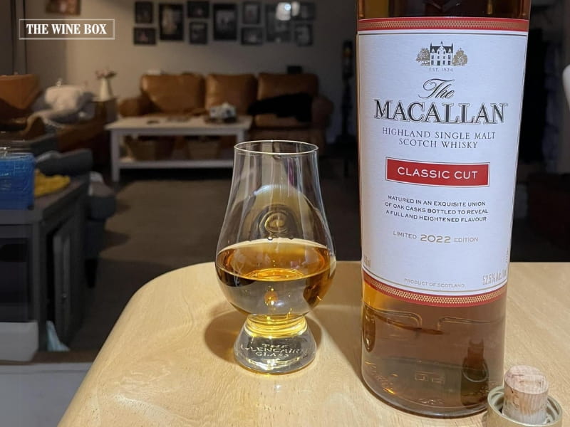 Dùng rượu Macallan Classic Cut 2022 nguyên chất trong ly tulip