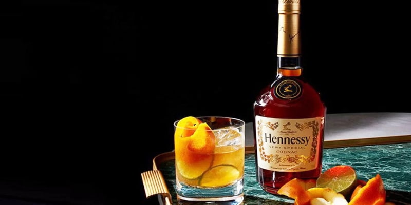 Rượu Hennessy Very Special Cognac mang hương vị hỗn hợp từ trái cây và hương thảo