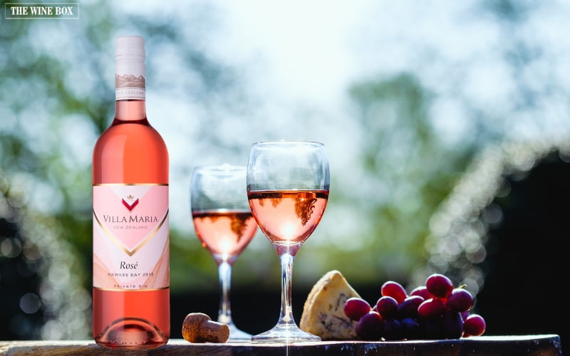 New Zealand Villa Maria Private Bin Rose là chai rượu vang hồng nổi tiếng với sắc hồng ánh hổ phách cuốn hút